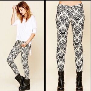 Free People black and cream damask print skinny cropped jeans size 28